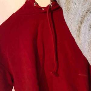 en röd fin croppad hoodie från hm, superskönt material. 35 inkl frakt, tvättas självklart innan avsändning❤️❤️