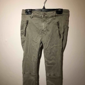 Jeans  - Riktigt sköna gröna jeans från Zara.  Dragkedjor fram och längst ner vid jeansen slut.  Köparen står för frakt!