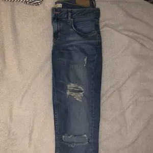 Lågmidjade jeans i modellen Kristen från Gina! Använder aldrig därav säljer! Kan skicka fler bilder om det behövs. 🥳