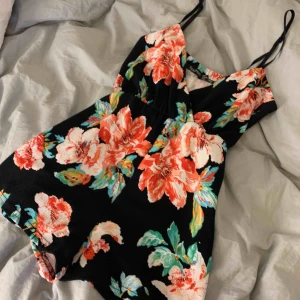  - Snygg byxdress med stretch!🌺🌸 endast testad därav ingen bild på men går att lösa om detta önskas :) 