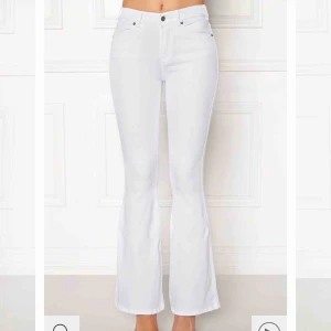  - Fina bootcuts från dr denim. SÄLJER DESSA FAST MED HÅL I KNÄNA!