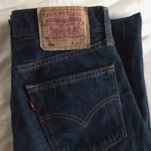  - Levi’s 501 i mörkblå färg. Har klippt dem själv och på mig som är 169cm går de precis till fotlederna. Fint skick! Köparen står för frakt ⭐️