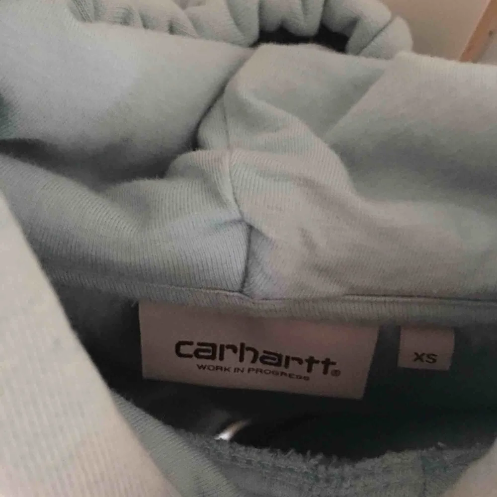 En Carhartt hoodie i nyskick, nypris - 900kr, xs man sitter som en small/medium dam!. Hoodies.