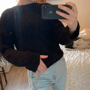 stickat - säljer en fin, svart, stickad tröja som jag köpt på ullared för två år sen. långa i ärmarna och säljer för 70kr plus frakt (:  