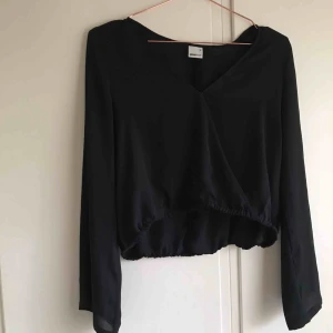  - En svart topp som har vida ärmar Storlek 34 från Gina Tricot! Köparen står för frakten 