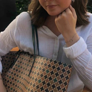  - Säljer min stora Malene Birger väska! Ovanlig färg och köpt i Stockholm under sommaren 2019. Kan gå ner i pris vid snabb affär! Frakt tillkommer🥰