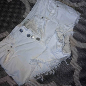 Jeansshorts  - Vita jeans shorts med flera knappar. Från Gina Tricot kom med bud 