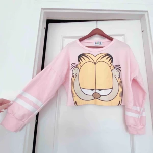  - Garfield croptop som passar XS-M. 150kr inkl frakt 🥳