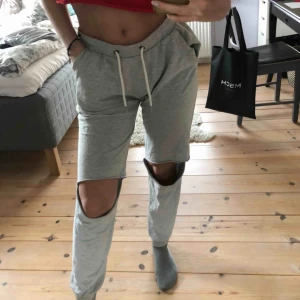  - Skit coola och sköna mjuksibyxor använt få gånger så är i superbra skick😁tröjan är även till salu!