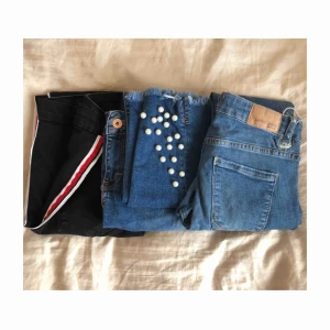  - Svarta : 34, Zara - revär på sidan 🤍Blåa (i mitten) : 36, Zara - Pärlor längst ned på benet 🤍Blåa (till höger) : 36, Gina Tricot - hål på knäna 🤍Skriv till mig för att få fler bilder på plaggen! 60kr styck eller 200 för alla 3