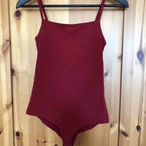  - Röd body med tunna band. Fint skick knappt använd.