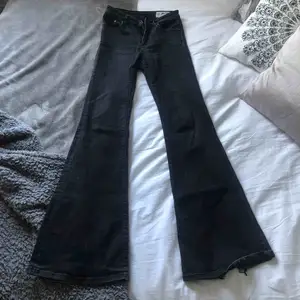 Svarta jeans i pow flaire modell från crocker. Små slitningar på vänstra benet (se bild). Annars jättefint skick. Strl W26 och L32❤️ Köparen står för frakt💕