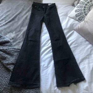  - Svarta jeans i pow flaire modell från crocker. Små slitningar på vänstra benet (se bild). Annars jättefint skick. Strl W26 och L32❤️ Köparen står för frakt💕