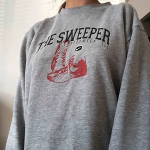  - INTRESSEKOLL på min Nike sweater:) Kommentera/skriv ifall det skulle vara något:)) Sitter oversized på mig som vanligtvis har XS:)