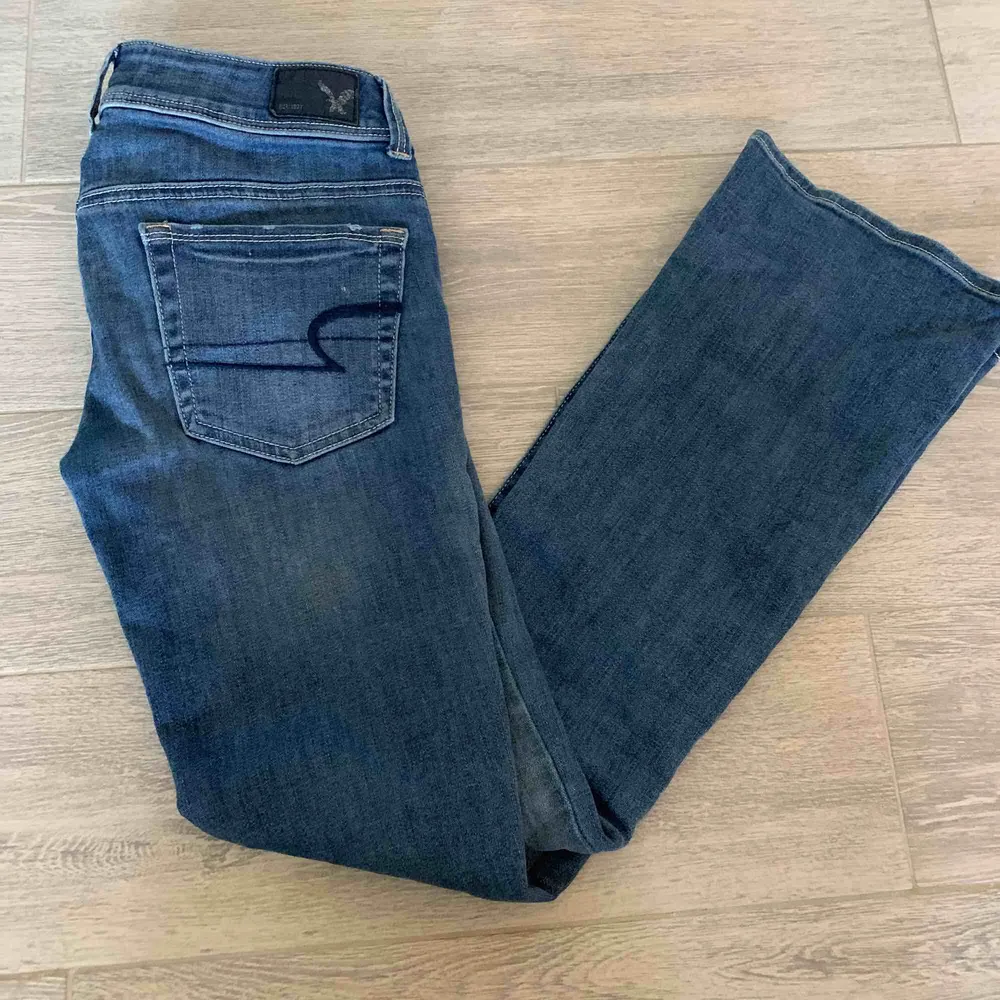 Säljer mina superfina utsvängda jeans från American Eagle i storleken 00 vilket motsvarar ca XS. Dom är väldigt stretchiga och har inga defekter! Byxorna är ganska låga i midjan!. Jeans & Byxor.