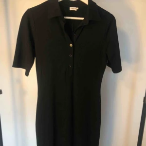  - Fodralklänning från Filippa K 💐 använd fåtal gånger! Klänningen slutar strax under knäna på mig som är 165 🌻