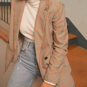  - Rutig kavaj från H&M! Så fin men kommer inte till användning. Man ser färgen bäst på sista bilden :) 💖💖💖💖