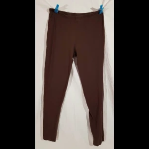 Bruna leggings 38/40 JSFN - Bruna leggings, storlek 38/40 från JSFN. Har trådar lösa på båda sidor.