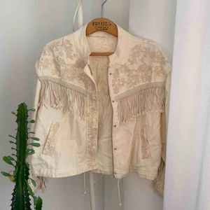  - Beige/cremevit jeansjacka i bohemisk stil! 