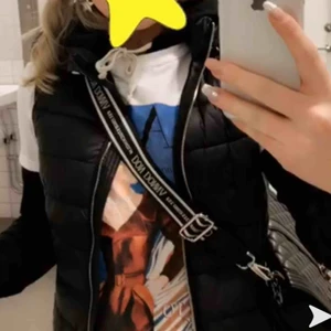  - Väskband från donadonna! Bra skick och längden går att justera! 