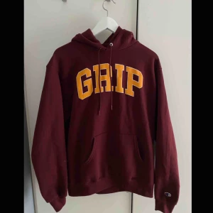  - Classic Griptape Grip 90s Puff Print hoodie!  Ny pris 899kr! Nästan helt ny använt en gång bara, Kontakta för frågor:)