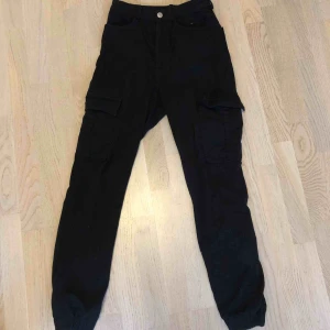  - Svarta cargo byxor!🥵 Super coola och snygga, säljer pga att det inte längre är min stil men byxorna är i gott skick💕 Alla plagg tvättas innan de fraktas och köparen står för frakten