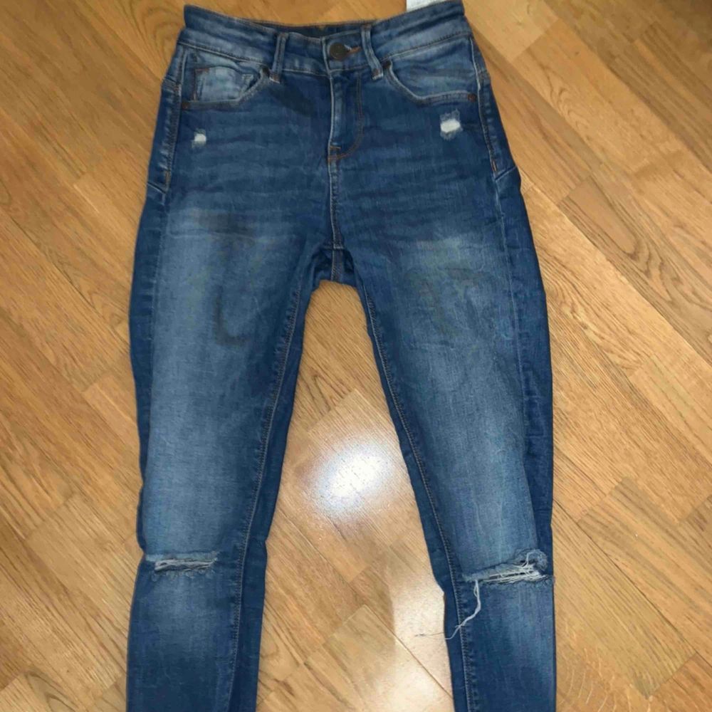 Frakt: 59kr  Push up jeans från Bershka Bra skick Lite korta. Jeans & Byxor.