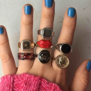  - Balla ringar! 40kr/st. Endast den röda på ringfingret kvar🦋