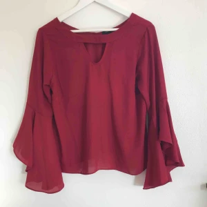  - Fin vinröd blus med öppen detalj från new yorker i strl S, passar även XS och M. Fåtal använd så fin kvalité. Eventuell frakt tillkommer 💗⚡️