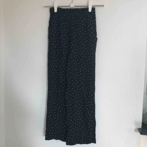  - Fina prickiga raka byxor i strl XS, passar även S. Kommer ifrån monki och är superbra kvalité. Eventuell frakt tillkommer💗⚡️