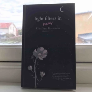  - ”Light filters in poems” av Caroline Kaufman. Läst en gång. Skriv för fler exempel💞 Frakt: 50kr
