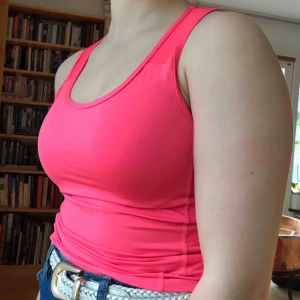  - Neonrosa träningslinne. Nyskick, använt 2ggr. Tvättar såklart den innan jag skickar. Stretchigt så passar xs-m.