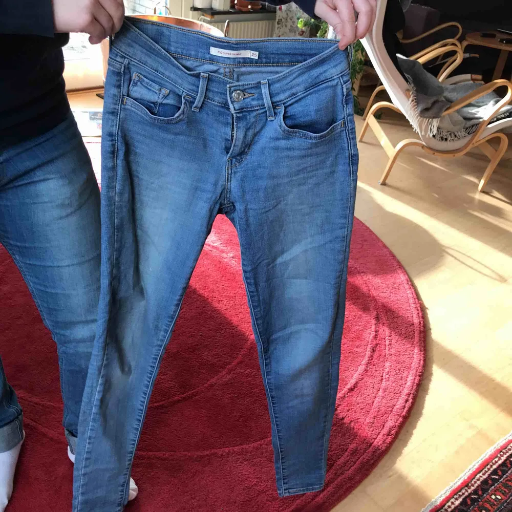 Levi’s jeans i storlek 25. Har använts en del men ändå bra skick. Kan frakta mot att köparen betalar frakt.. Jeans & Byxor.