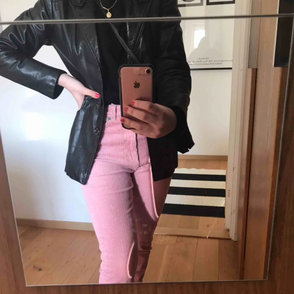 Säljer mina rosa manchester-byxor från Monki! Knappt använda och därför i ett väldigt bra skick, köparen står för frakt💞 (kontakta för fler bilder). Jeans & Byxor.