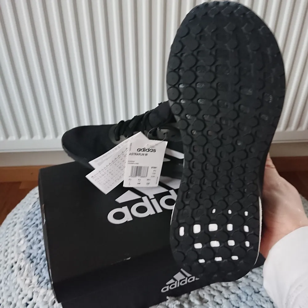 Oanvända adidasneakers i storlek 38 och 2/3. Älskar dom men dom är tyvärr för stora för mig. Alla lappar kvar samt originalkartong. . Skor.