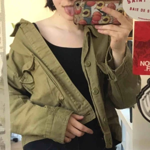  - Skitcool något kortare jeansjacka i militärfärg, perfekt t våren!😎 frakt tillkommer, bara att skicka om du har frågor/vill ha fler bilder mm 