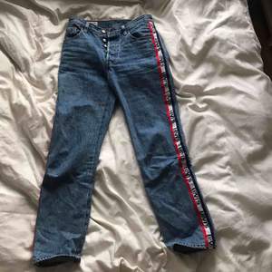 Sparsamt använda 501 jeans från Levi’s! ”Streckade” på båda sidor av byxorna. Säljer då dem inte längre passar mig.