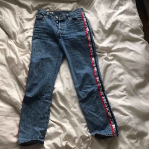  - Sparsamt använda 501 jeans från Levi’s! ”Streckade” på båda sidor av byxorna. Säljer då dem inte längre passar mig.