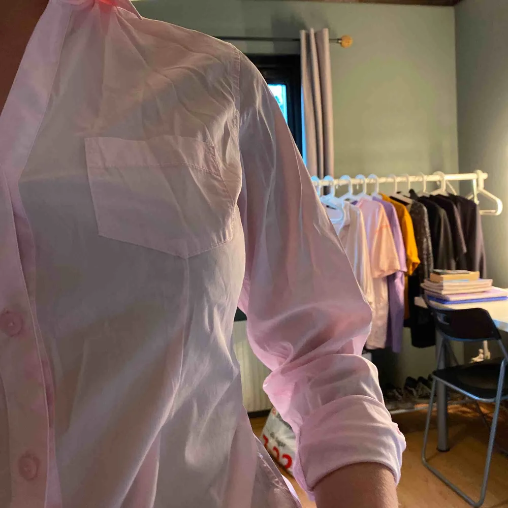 Ljusrosa skjorta från STOCKHM LM i storlek 34 (XS) Betalning sker via swish. Köparen står för frakten!. Skjortor.