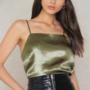  - Väldigt fin topp från NAKD. Aldrig använd, lapparna sitter kvar, då den var för stor för mig!💕 