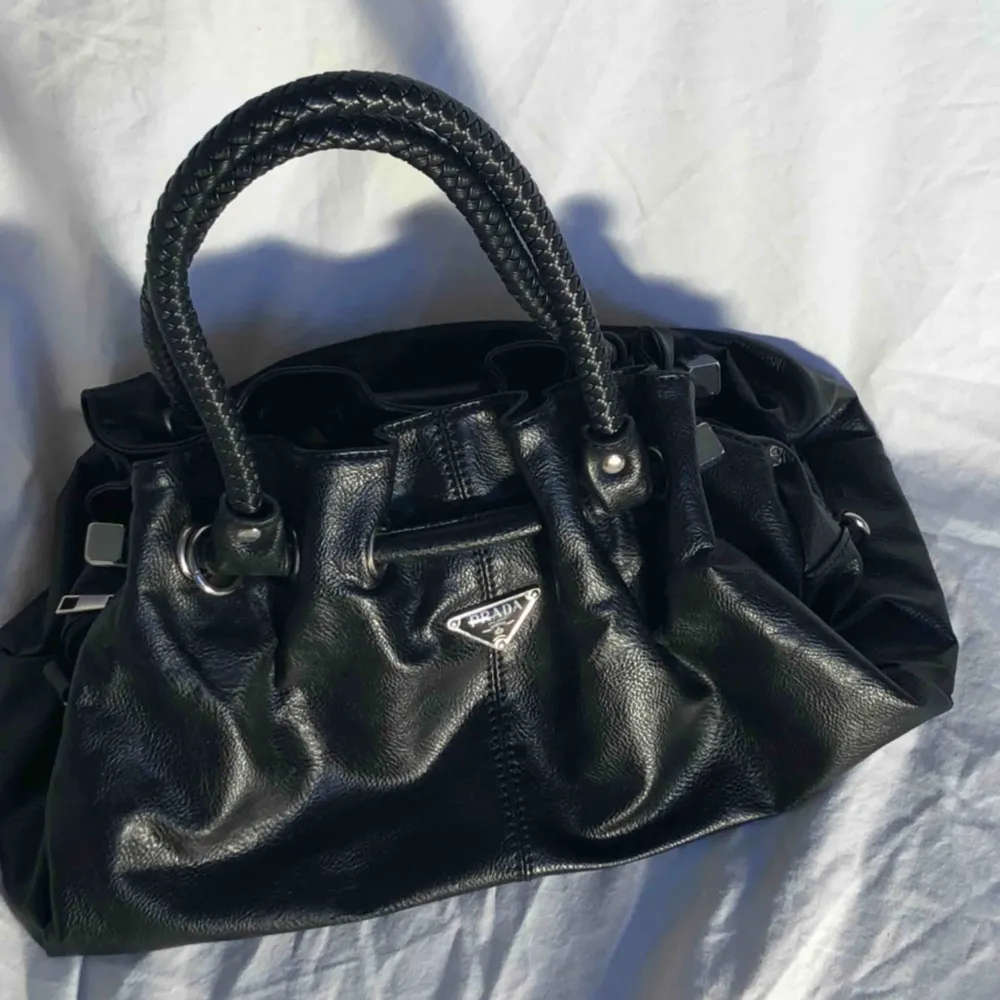 Cool svart handväska. Fake Prada men ser ändå väldigt gullig ut. Frakt 79kr. Går att mötas upp i Uppsala 🧚🏼🧚🏼. Väskor.