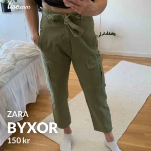  - Sköna byxor från Zara i jeansmaterial. Byxan är av paperbag modell men har också fickor som gör att de liknar cargo byxor. Byxorna är i storlek 36 och jag på bilden är 172 cm. FRI FRAKT🤩