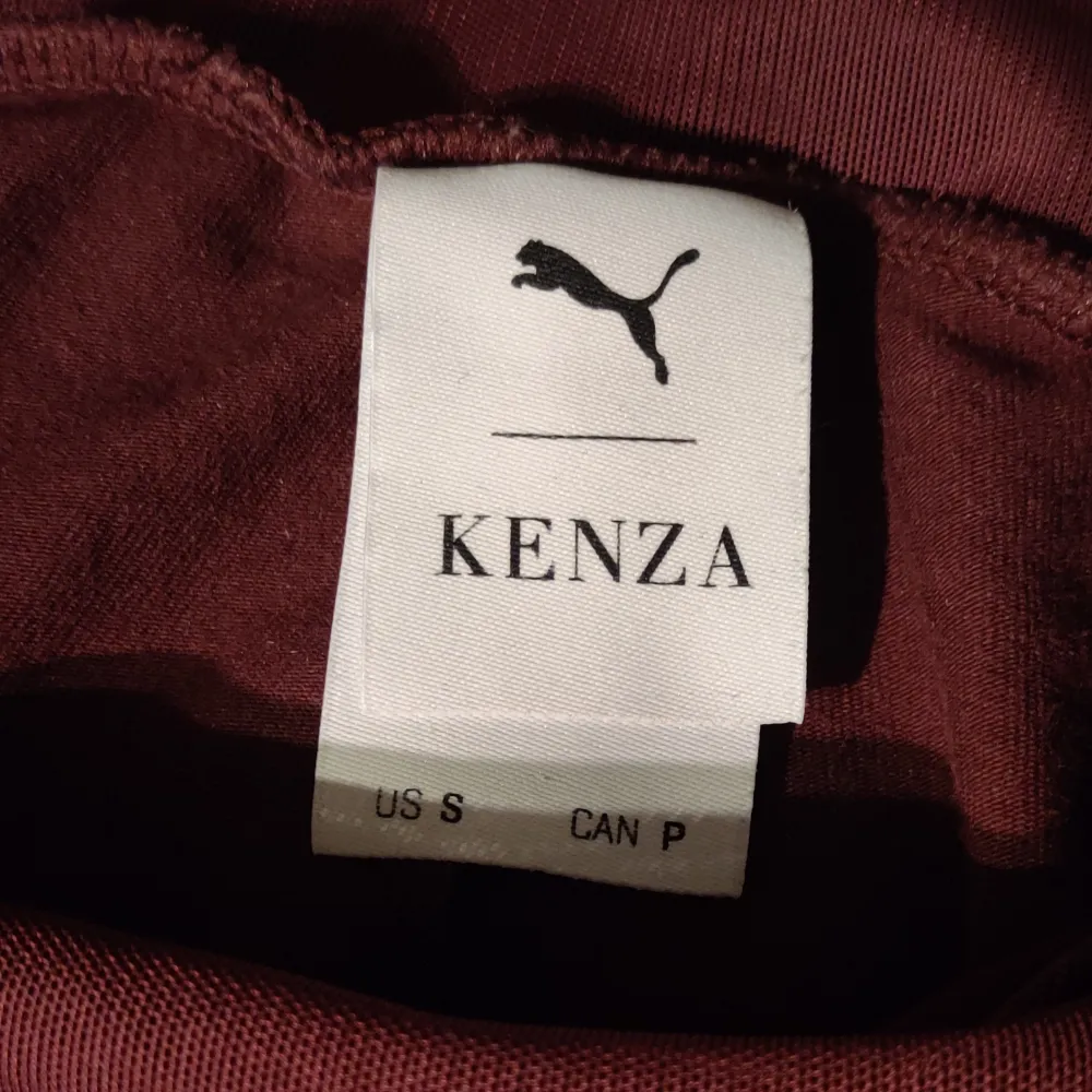 Röda träningstights från Puma x Kenza Small Väldigt fint skick! Mesh vid vaderna och sammet liknande material längs sidorna, riktigt snyggt! Samfraktar. Jeans & Byxor.