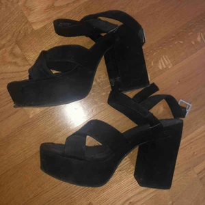 Svarta klackskor - klackskor från H&M. Köparen står för frakt 🥰