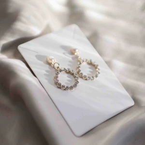 Örhängen  - Trendiga örhängen som kan användas till både fest och vardag!!🤍 Helt nya:) Hör av dig vid intresse!!❄️