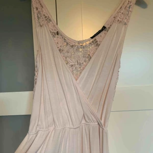  - Ljusrosa byxdress från dm-retro. Nu skick, storlek S. Pris 65 kr