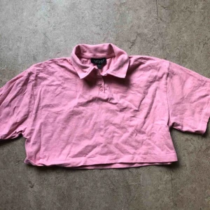  - Oanvänd cooped piké från topshop med fyra knappar i kragen. Köparen står för frakt alt möts upp i Stockholm. 