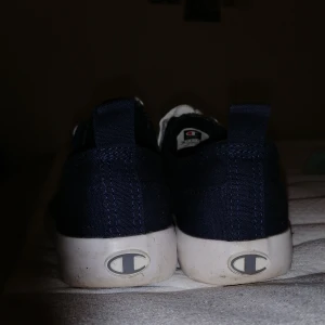 Tygskor från champion - Marinblå tygskor i storlek 37 från champion. Använda ett fåtal gånger. 