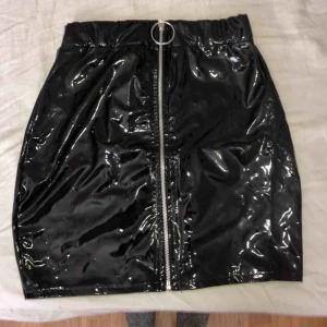  - Kjol från Nelly i storlek xs. Använd 1 gång.