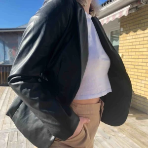  - Snygg skinnkavaj (fake) använd en gång på nyår!! Bekväm och snygg figur! 